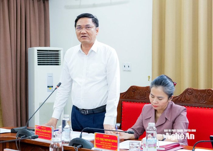 Phó Bí thư Thường trực Tỉnh ủy, Chủ tịch HĐND tỉnh Hoàng Nghĩa Hiếu phát biểu tại phiên họp. Ảnh: Phạm Bằng