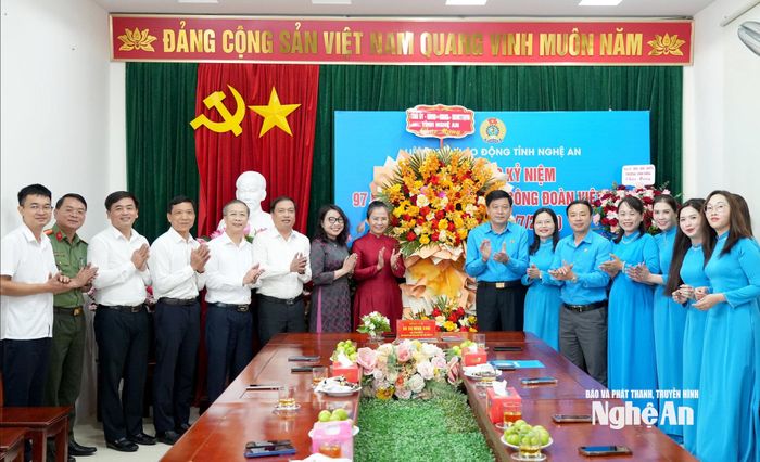 Thay mặt lãnh đạo tỉnh, đồng chí Võ Thị Minh Sinh - Phó Bí thư Tỉnh ủy, Chủ tịch Ủy ban MTTQ Việt Nam tỉnh tặng hoa chúc mừng Liên đoàn Lao động tỉnh. Ảnh: Quang An
