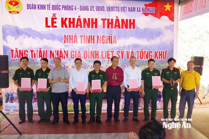 Đại diện Đoàn KT-QP 4 và xã Na Ngoi trao tặng Nhà tình nghĩa cho gia đình liệt sĩ Và Tồng Khư. Ảnh: Hoàng Công
