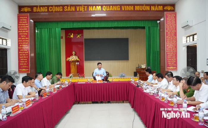 Phó Chủ tịch UBND tỉnh Hoàng Phú Hiền đề nghị sau ngày 15/8/2026 sẽ tổ chức bảo vệ thi công để bàn giao mặt bằng phục vụ thi công dự án. Ảnh: Nguyễn Toàn