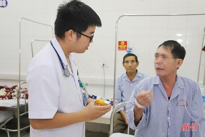 Bác sĩ Bệnh viện Đa khoa tỉnh Hà Tĩnh trao đổi với bệnh nhân về việc điều trị COPD.