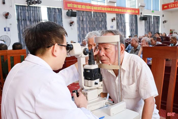 Tại chương trình, gần 300 người có công với cách mạng và người cao tuổi đã được đội ngũ y, bác sĩ Bệnh viện Đa khoa Sài Gòn Hà Tĩnh khám sức khỏe, kiểm tra thị lực, tầm soát các bệnh lý về mắt, tư vấn cách chăm sóc sức khỏe và cấp phát thuốc miễn phí.