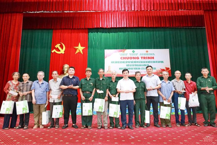 Dịp này, Bệnh viện Đa khoa Sài Gòn Hà Tĩnh cũng trao tặng 16 suất quà tới các thương binh, bệnh binh, thân nhân liệt sĩ và người có công với cách mạng, thể hiện sự tri ân đối với những cống hiến, hy sinh vì sự nghiệp đấu tranh giải phóng dân tộc, bảo vệ Tổ quốc.