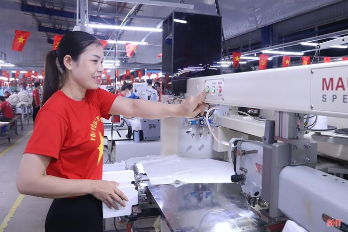 Người lao động hứng khởi thi đua sản xuất.
