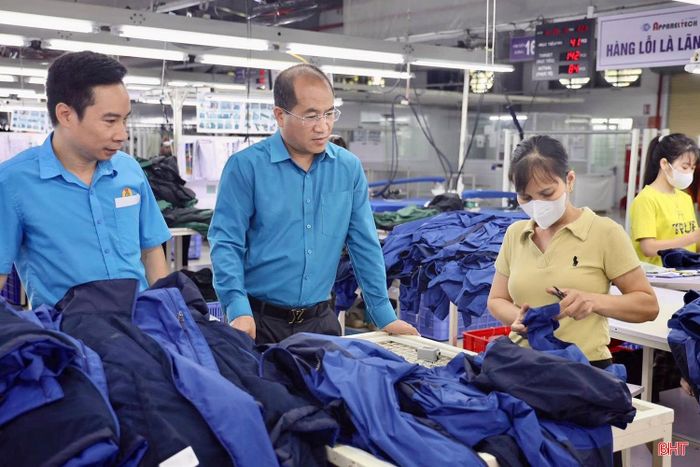 Cán bộ công đoàn phải nâng cao trình độ chuyên môn, đổi mới phương thức tiếp vận, vận động để đáp ứng yêu cầu trong tình hình mới.