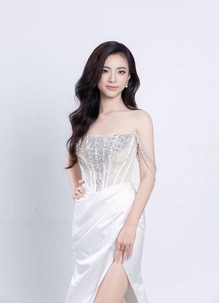  Đến từ vùng đất Ngã ba Đồng Lộc, Đặng Thị Phương Thảo (SN 2004), sinh viên năm cuối Học viện Báo chí và Tuyên truyền, cho biết tuổi thơ trên quê hương giàu truyền thống đã nuôi dưỡng trong cô tinh thần trách nhiệm với cộng đồng. Trong thời gian học đại học, cô tích cực tham gia các hoạt động thiện nguyện, nổi bật là dự án đưa trẻ em vùng cao Mù Cang Chải về Hà Nội trải nghiệm. Ảnh BTC 