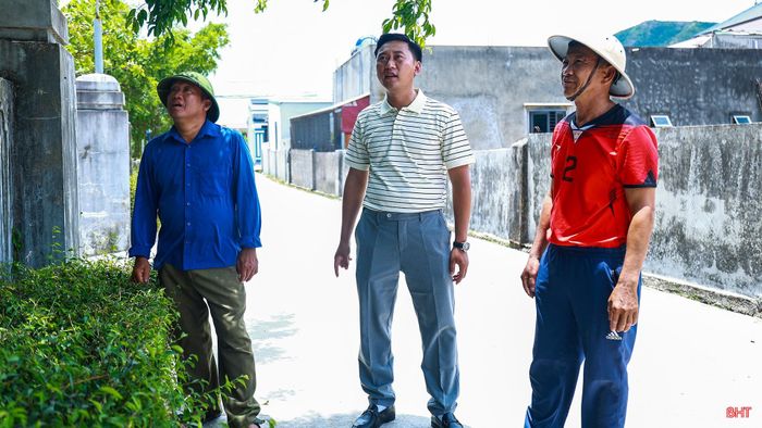 Sau sáp nhập, việc đảm bảo tiến độ xây dựng nông thôn mới là một trong những nhiệm vụ trọng tâm của thôn. Vì vậy, tôi thường xuyên "đi từng ngõ, gõ từng nhà" để tuyên truyền, nhắc nhở, đôn đốc người dân cùng thực hiện.