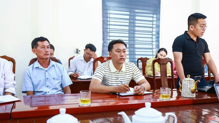 Mỗi lần tham dự cuộc họp với lãnh đạo xã và các trưởng thôn, tôi đều lắng nghe, học hỏi kinh nghiệm từ những người đi trước. Với tôi, đây là cơ hội để tích lũy thêm kiến thức và kinh nghiệm phục vụ công tác ở cơ sở.