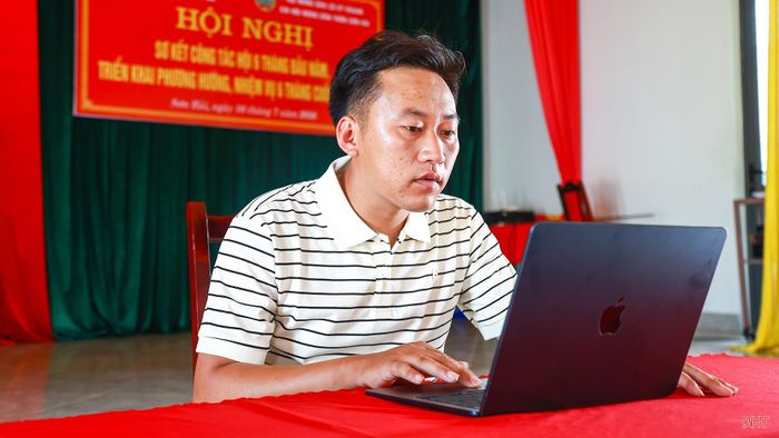 Là người trẻ, chưa có nhiều kinh nghiệm ở cơ sở nên những ngày đầu nhận nhiệm vụ, tôi dành nhiều thời gian nghiên cứu tài liệu, văn bản và chính sách để nhanh chóng nắm bắt công việc.