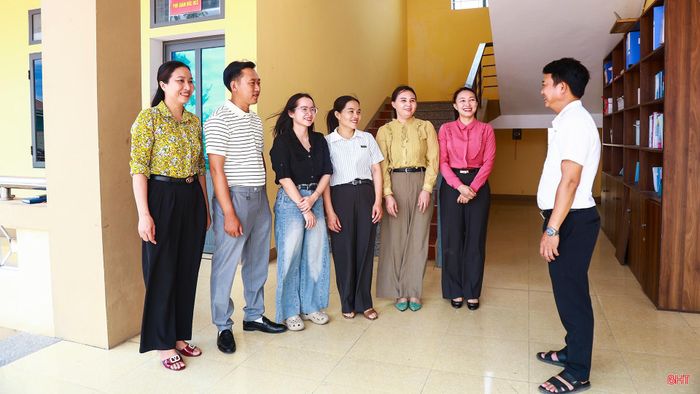 Sau mỗi cuộc họp, lãnh đạo xã Kỳ Khang luôn dành thời gian trao đổi, động viên đội ngũ cán bộ thôn trẻ. Sự quan tâm và những chia sẻ đó giúp tôi thêm tự tin, có thêm động lực để hoàn thành tốt nhiệm vụ.