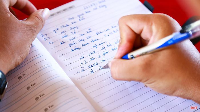 Tôi luôn ghi chép cẩn thận những nội dung quan trọng để sau cuộc họp kịp thời triển khai đến cán bộ và Nhân dân trong thôn.