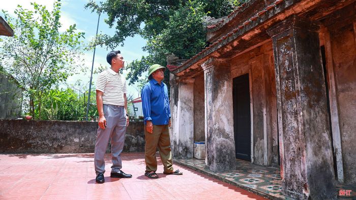 Bên cạnh việc theo dõi các hoạt động kinh tế trên địa bàn, tôi cũng thường xuyên kiểm tra các di tích, thiết chế văn hóa của thôn. Với tôi, gìn giữ, tôn tạo những địa điểm này cũng là cách bảo tồn các giá trị văn hóa gắn bó với đời sống của người dân.