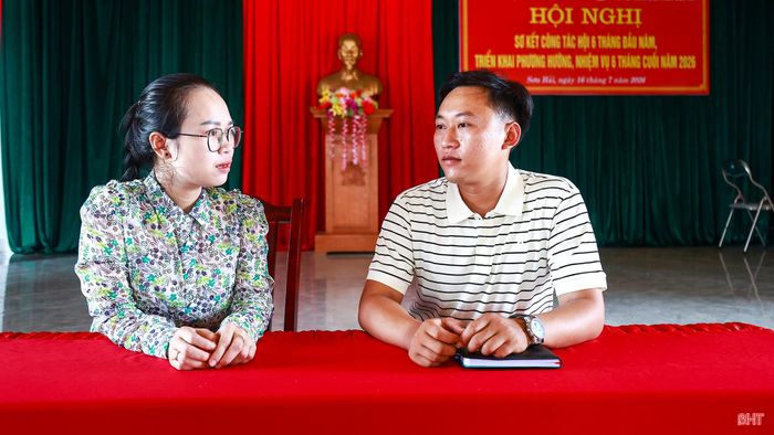 Tiếp đó, tôi có cuộc trao đổi với chị Võ Thị Trang (SN 1995) - Trưởng ban Công tác Mặt trận thôn Sơn Hải. Cùng là những cán bộ trẻ, chúng tôi luôn cởi mở chia sẻ, bàn bạc để tháo gỡ khó khăn và tìm hướng phát triển cho thôn.