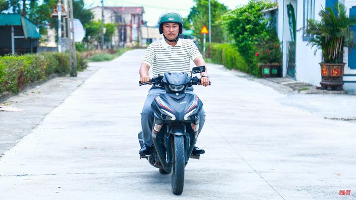 Những ngày đầu đảm nhận cương vị trưởng thôn, tôi không tránh khỏi những lo lắng và áp lực. Từ khoảng 6 giờ sáng mỗi ngày, tôi bắt đầu công việc với nhịp sinh hoạt mới để dần thích nghi với nhiệm vụ.