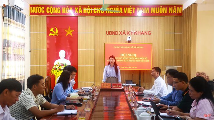 Sau khi hoàn thành các phần việc ở cơ sở, tôi tham dự cuộc họp với lãnh đạo Đảng ủy, UBND xã Kỳ Khang để triển khai nhiệm vụ mới. Đây cũng là dịp để các trưởng thôn báo cáo tình hình địa bàn, phản ánh những khó khăn, vướng mắc và thống nhất phương án thực hiện.