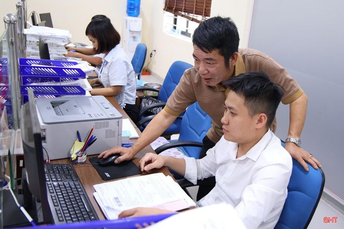 Được bố trí đúng công việc chuyên môn, anh Trần Hồng (áo trắng) phát huy hiệu quả vai trò cán bộ phụ trách công nghệ thông tin và chuyển đổi số tại xã Đan Hải.