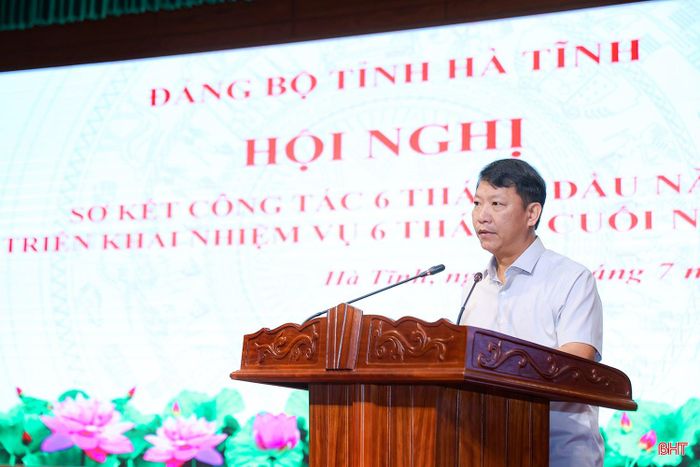  Đồng chí Nguyễn Như Dũng - Phó Trưởng ban Thường trực Ban Tổ chức Tỉnh ủy tham luận tại hội nghị. 