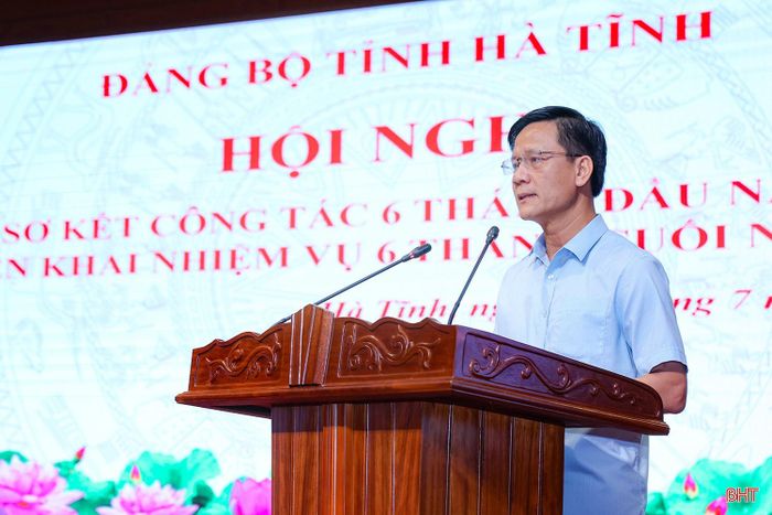 Đồng chí Trịnh Văn Ngọc - Giám đốc Sở Nội vụ tham luận về các giải pháp vận hành tổ chức bộ máy.