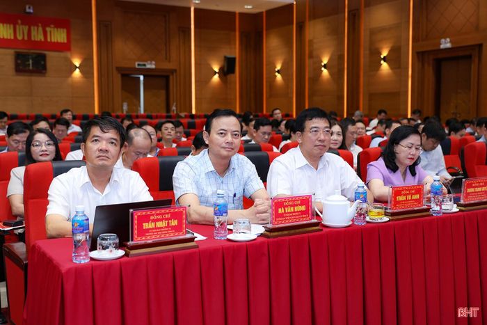 Các đồng chí Ủy viên BTV Tỉnh ủy và đại biểu dự hội nghị.