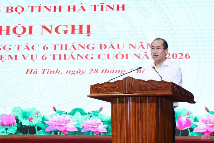 Đồng chí Nguyễn Thế Hoàn - Phó Chủ tịch Ủy ban MTTQ tỉnh, Chủ tịch Liên đoàn Lao động tỉnh tham luận tại hội nghị.