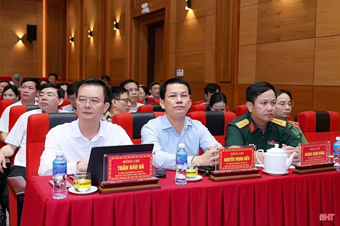 Các đồng chí Ủy viên BTV Tỉnh ủy và đại biểu dự hội nghị.