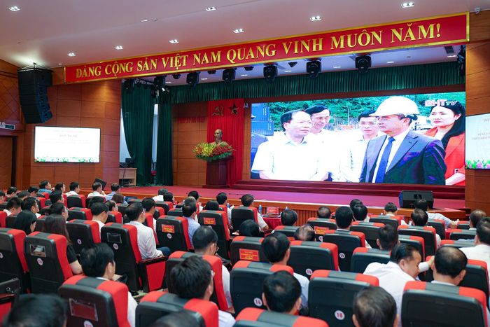 Đại biểu theo dõi phóng sự.