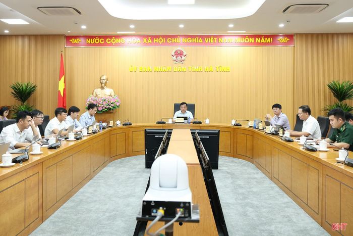 Phó Chủ tịch UBND tỉnh Hồ Huy Thành điều hành tại điểm cầu Hà Tĩnh.