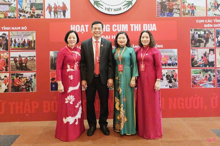 Đồng chí Nguyễn Thành Đồng - Ủy viên Ban Thường vụ Tỉnh ủy, Chủ tịch Ủy ban MTTQ tỉnh; đồng chí Nguyễn Thị Nguyệt - Phó Chủ tịch UBND tỉnh, Chủ tịch Danh dự Hội Chữ thập đỏ tỉnh tham dự đại hội.