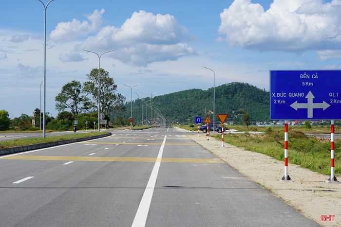 Ghi nhận tại hiện trường, hệ thống nền, mặt đường, dải phân cách và điện chiếu sáng trên tuyến chính đã cơ bản hoàn thiện, tạo diện mạo khang trang cho trục giao thông quan trọng của khu vực.