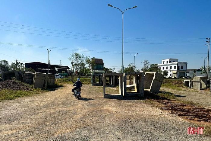  Trước đây, dù mọi hạng mục đã cơ bản hoàn thiện, công trình vẫn chưa thể đấu nối với quốc lộ 8 và đường Tiên Sơn để có thể nghiệm thu và đưa vào sử dụng. Trong ảnh: Điểm cụt tại nút giao với quốc lộ 8. Ảnh tư liệu 