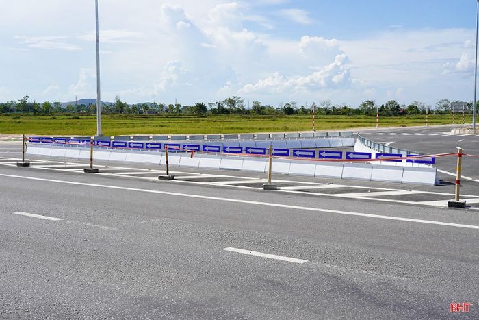 Cụ thể, tại điểm giao với quốc lộ 8, nhà thầu đang hoàn thiện các hạng mục gồm nền đường, mặt đường, vỉa hè, cây xanh, hệ thống đảo giao thông và điện chiếu sáng