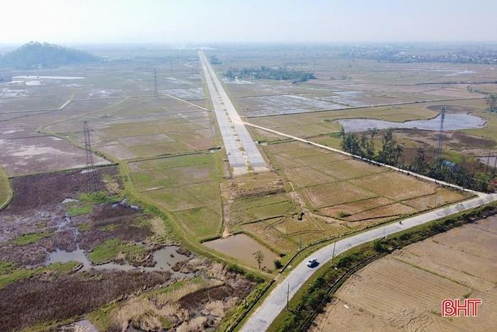  Những vướng mắc liên quan đến thủ tục đấu nối với quốc lộ 8, đường Tiên Sơn chưa được giải quyết khiến tuyến đường trong tình trạng "cụt" hai đầu trong thời gian dài. Trong ảnh: Điểm cụt tại nút giao với đường Tiên Sơn. Ảnh tư liệu 