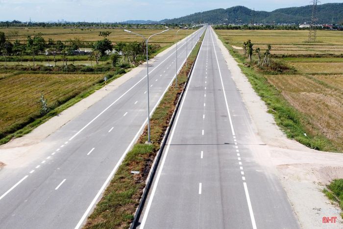 Việc thông tuyến sau nhiều năm thi công không chỉ chấm dứt tình trạng tuyến đường trăm tỷ "cụt" hai đầu mà còn phát huy hiệu quả đầu tư, tạo trục kết nối đồng bộ giữa quốc lộ 8 với mạng lưới giao thông đô thị, góp phần giảm áp lực cho các tuyến đường hiện hữu, mở rộng không gian phát triển và thúc đẩy kinh tế - xã hội trên địa bàn.