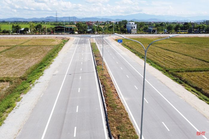 Việc xây dựng đảo giao thông sẽ góp phần phân luồng phương tiện từ đường Lê Hồng Phong ra quốc lộ 8 an toàn, hạn chế xung đột giao thông tại nút giao.