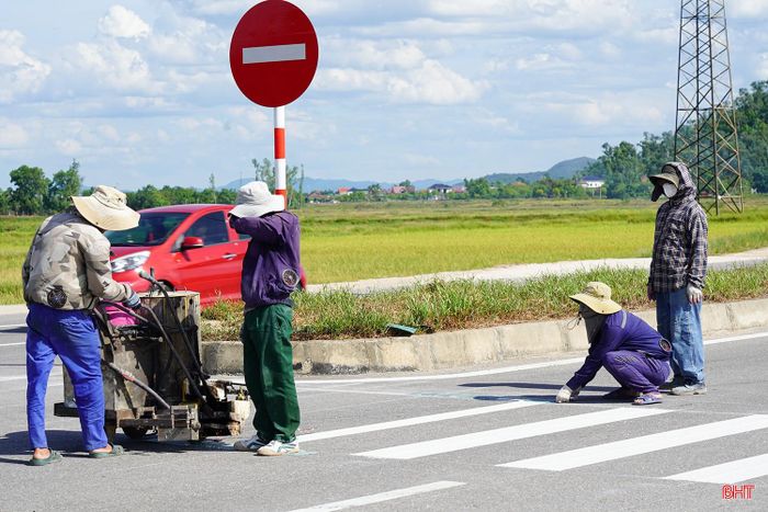 Hiện nay, nhà thầu tiếp tục đẩy nhanh tiến độ hoàn thiện các hạng mục cuối như sơn kẻ vạch đường, lắp đặt bổ sung biển báo giao thông, hoàn thiện đảo dẫn hướng, chỉnh trang vỉa hè, cây xanh và hệ thống điện chiếu sáng tại khu vực đấu nối với quốc lộ 8 trước khi nghiệm thu, bàn giao công trình.