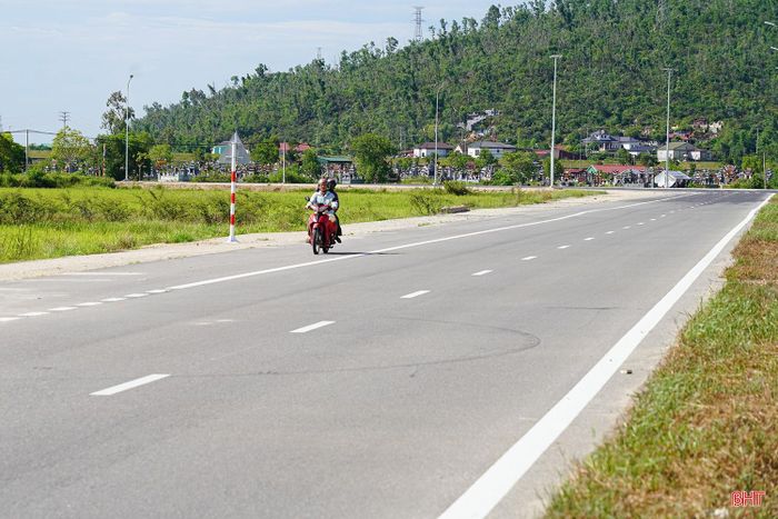  "Đến nay, các hạng mục chính của dự án đã cơ bản hoàn thành. Nhà thầu đang khẩn trương hoàn thiện những phần việc cuối cùng để chủ đầu tư nghiệm thu, dự kiến bàn giao và đưa công trình vào sử dụng từ đầu tháng 8", ông Nguyễn Công Thiện - Trưởng phòng Quản lý dự án 3 (Ban Quản lý dự án đầu tư xây dựng công trình giao thông và phát triển đô thị tỉnh Hà Tĩnh) thông tin. 