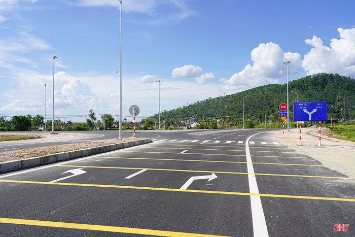 Tại điểm đấu nối với đường Tiên Sơn, các hạng mục nền đường, mặt đường đã được hoàn thành, đồng thời đơn vị thi công đang lắp đặt, hoàn thiện hệ thống biển báo, tổ chức giao thông để bảo đảm phương tiện lưu thông thuận lợi.