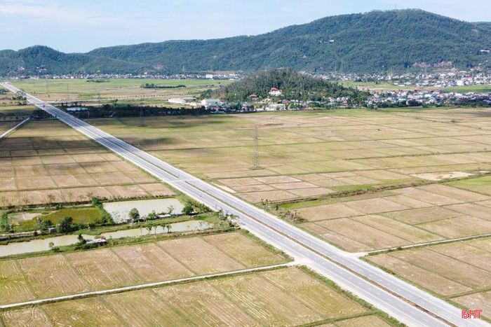 Để tháo gỡ những vướng mắc kéo dài, thời gian qua, chủ đầu tư cùng các đơn vị liên quan đã thống nhất phương án tổ chức giao thông, triển khai đồng bộ các hạng mục đấu nối ở hai đầu tuyến, tạo điều kiện sớm thông tuyến và đưa công trình vào khai thác.