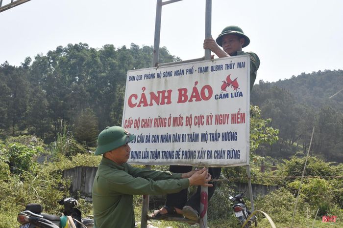 Nhân viên Ban Quản lý Rừng phòng hộ Sông Ngàn Phố treo biển cảnh báo nguy cơ cháy rừng từ việc thắp hương, hóa vàng mã tại các khu nghĩa trang ven rừng.