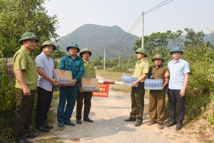 Lãnh đạo phường Nam Hồng Lĩnh động viên, tặng quà cho lực lượng làm nhiệm vụ chốt chặn, canh gác các tuyến đường vào rừng có nhiều đền, chùa, khu nghĩa trang.