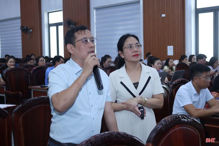 Ông Hồ Thanh Hải – chuyên viên Văn phòng HĐND – UBND xã Hương Sơn trao đổi nghiệp vụ về công tác tổ chức thi hành pháp luật cùng giảng viên.