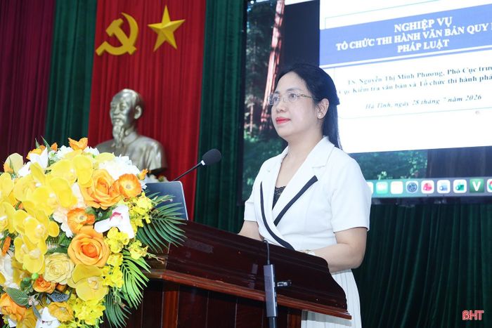 Tiến sĩ Nguyễn Thị Minh Phương – Phó Cục trưởng Cục Kiểm tra văn bản và Tổ chức thi hành pháp luật, Bộ Tư pháp truyền đạt các nội dung về quy định, kỹ năng tổ chức thi hành pháp luật.