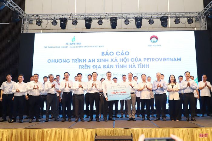 Lãnh đạo Petrovietnam trao biển tượng trưng hỗ trợ kinh phí thực hiện các chương trình an sinh xã hội năm 2026 tại Hà Tĩnh.