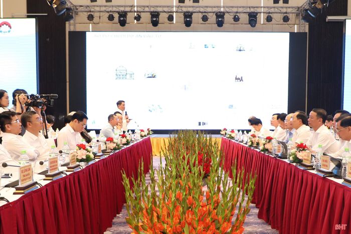  Toàn cảnh buổi làm việc. 