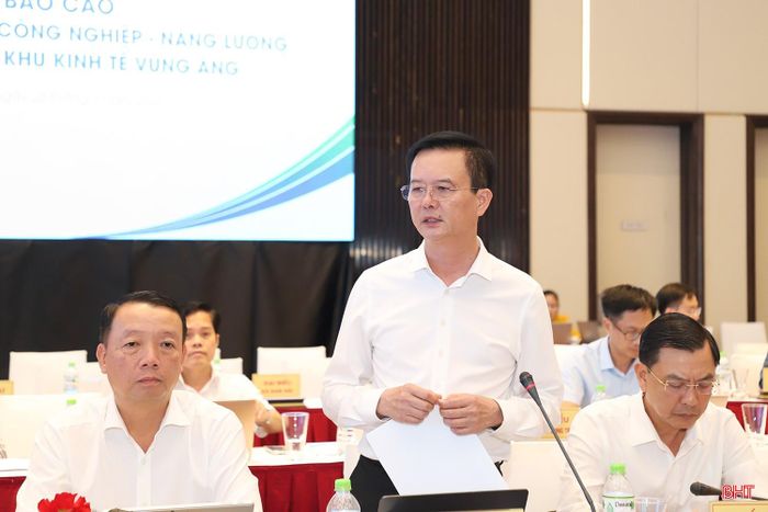  Phó Chủ tịch Thường trực UBND tỉnh Trần Báu Hà: Bộ Công Thương đánh giá Hà Tĩnh là 1 trong 2 tỉnh khu vực Bắc Trung Bộ có tiềm năng phát triển điện gió ngoài khơi. Đề nghị Petrovietnam nghiên cứu, triển khai sớm dự án điện gió ngoài khơi. Về các dự án trong Đề án Trung tâm Công nghiệp - Năng lượng sinh thái tại KKT Vũng Áng, chủ đầu tư sẽ được hưởng các chính sách cao nhất tại KKT; tỉnh tiếp tục đồng hành, hỗ trợ tối đa về thủ tục đầu tư, các bước triển khai, sớm đưa các dự án vào vận hành. 