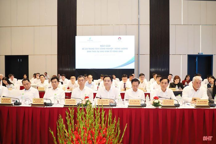 Lãnh đạo Petrovietnam và các đơn vị thành viên tham dự buổi làm việc.