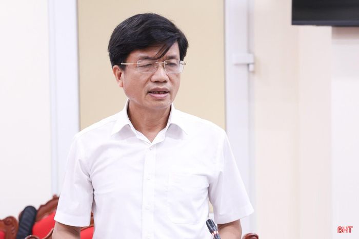 Đồng chí Bùi Văn Lam - Phó Chánh án Tòa án nhân dân tỉnh phát biểu đóng góp ý kiến.