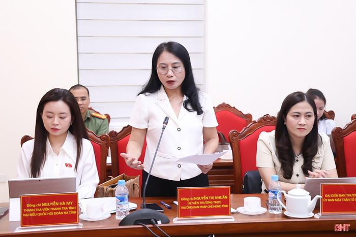 Đồng chí Nguyễn Thị Nhuần - Trưởng ban Pháp chế HĐND tỉnh phát biểu đóng góp ý kiến.
