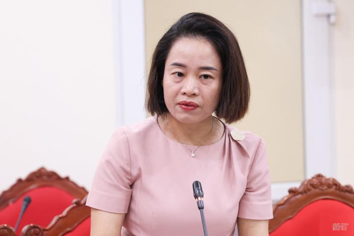Đồng chí Trần Thị Kiều Oanh - Phó Giám đốc Sở Tư pháp phát biểu đóng góp ý kiến.