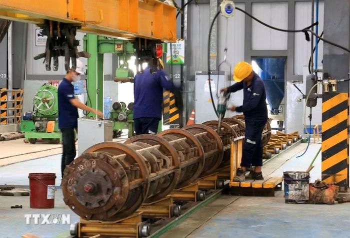 Hoạt động sản xuất ống chịu lực ly tâm trong Khu công nghiệp chuyên sâu Phú Mỹ 3, phường Tân Phước, Thành phố Hồ Chí Minh. (Ảnh: Hồng Đạt/TTXVN)